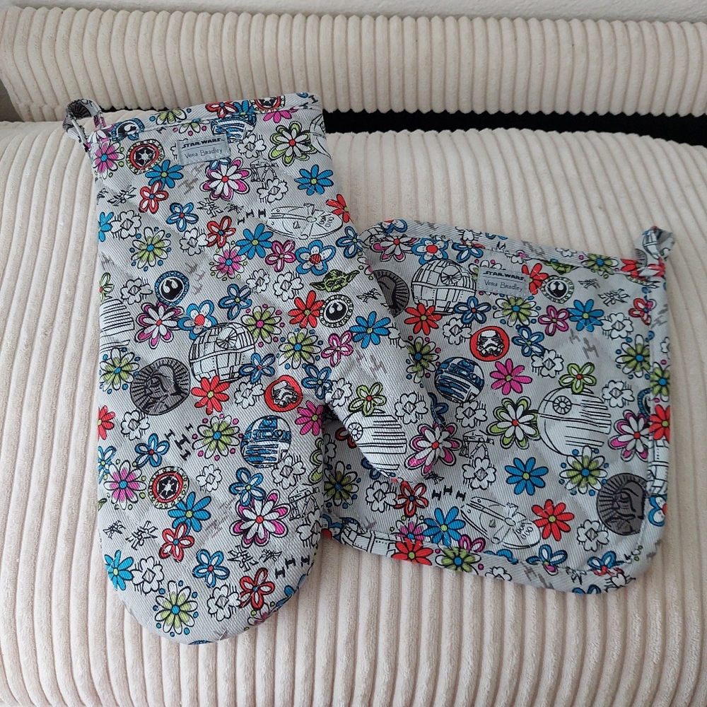 SOLD Bradley Star Wsrs Far Far Away Mitten Kitchen Set